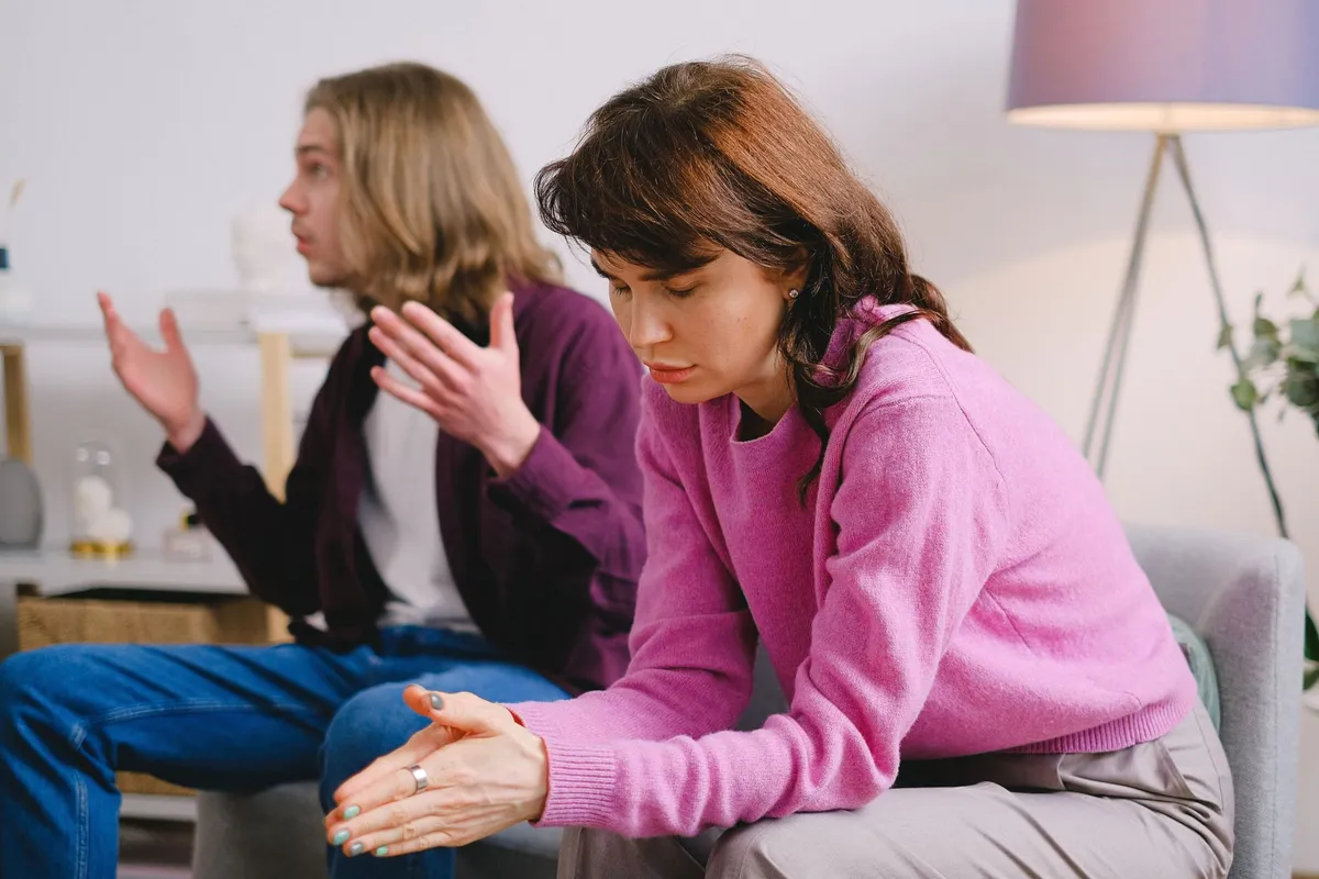 A couple arguing in a dimly lit living room, the daily tension of a toxic marriage